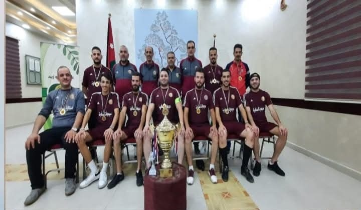 فريق عشيرة أبو زيد مع كأس المركز الأول في بطولة بيت السافرية 2021
