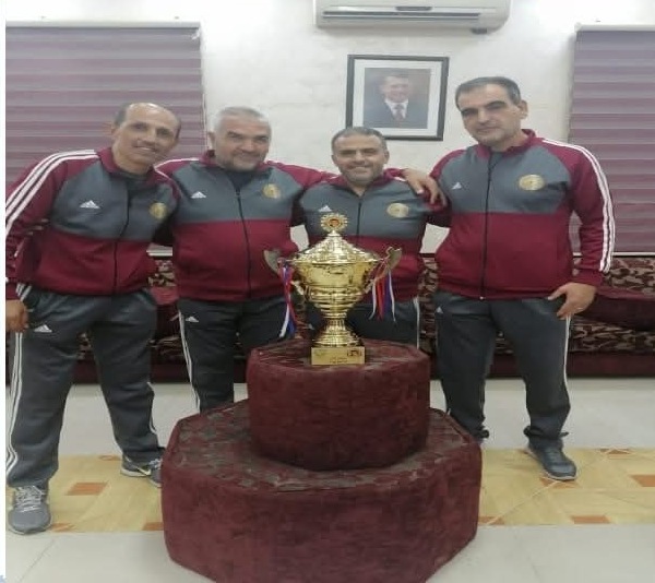 إداريو فريق عشيرة أبو زيد مع كأس بطولة بيت السافرية 2021